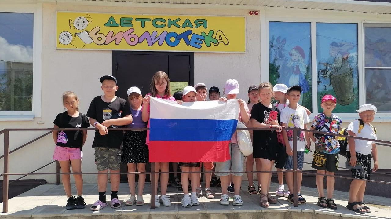 В преддверии Дня России ребята посетили детскую библиотеку..