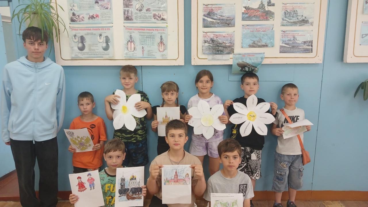 В детском оздоровительном лагере «Дружба» прошел тематический час: «Открываем Россию»..